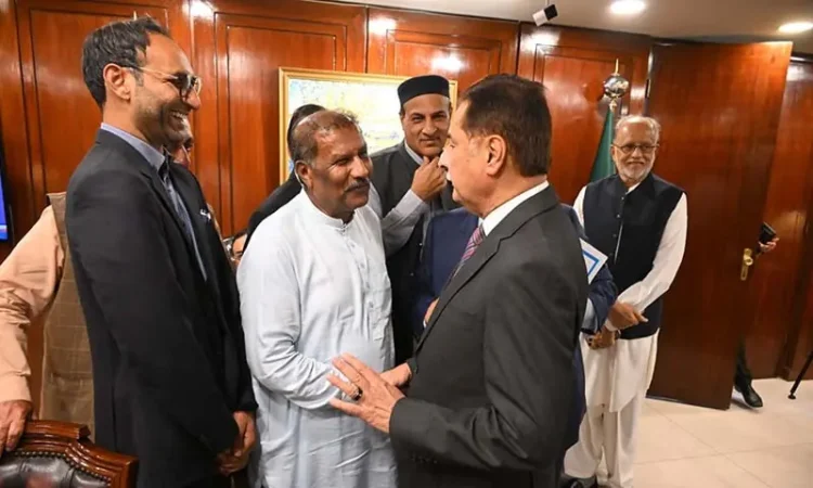 Journalists Protest Imran Khan’s Courtroom Abuse; PRA Stages Walkout in Parliament