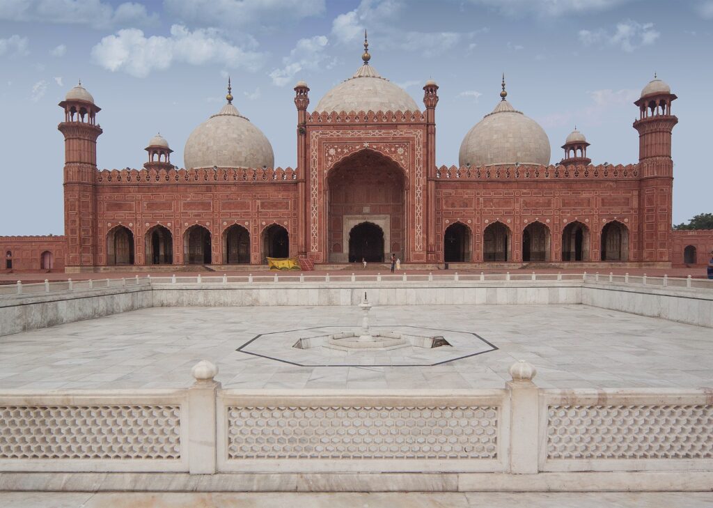 Badshahi_Masjid,_the_Royal_Mosque_in_Lahore,_Pakistan