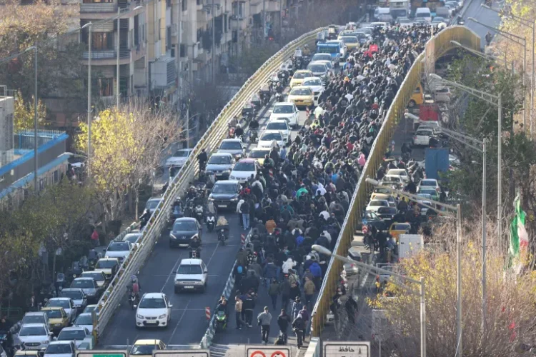 Iran Protests Enter Sixth Day as Currency Collapse Fuels Public Anger