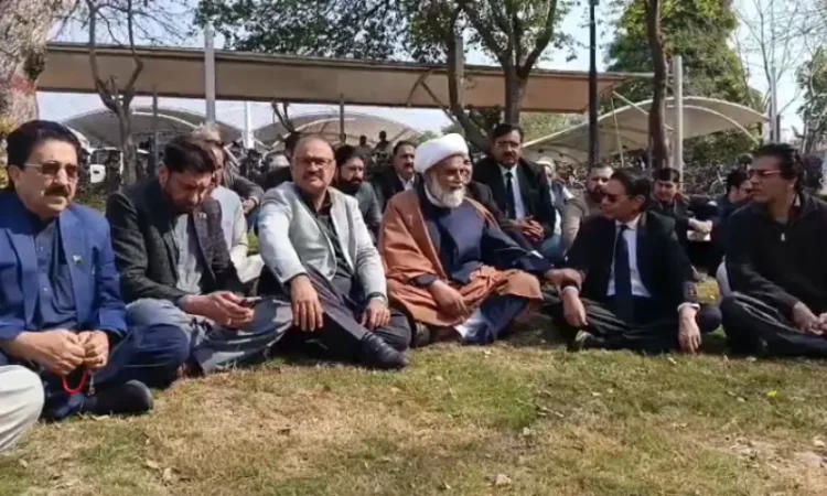 Opposition Protests Outside Supreme Court, Demands Early Hearing of Imran Khan’s Cases and Medical Access