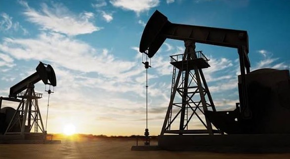 Oil Prices Surge Over 5% as US Revokes Iranian Oil License, Hormuz Tensions Escalate